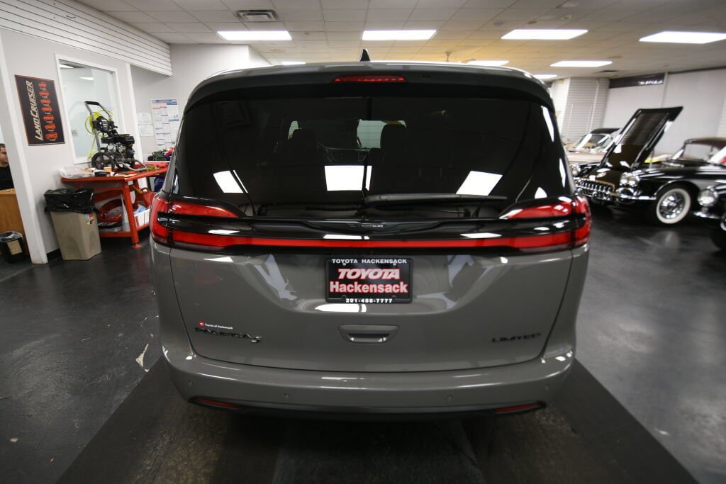 Used 2025 Chrysler Pacifica Limited FWD image 14