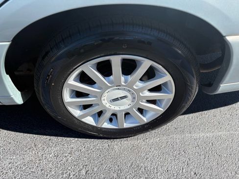 Used 2007 Lincoln Town Car Signature RWD image 28
