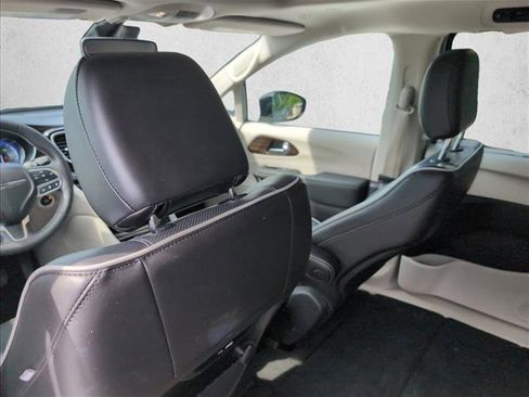 Used 2024 Chrysler Pacifica Limited FWD image 18