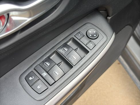 Used 2019 Jeep Cherokee Latitude Plus w/ Comfort/Convenience Group FWD image 14
