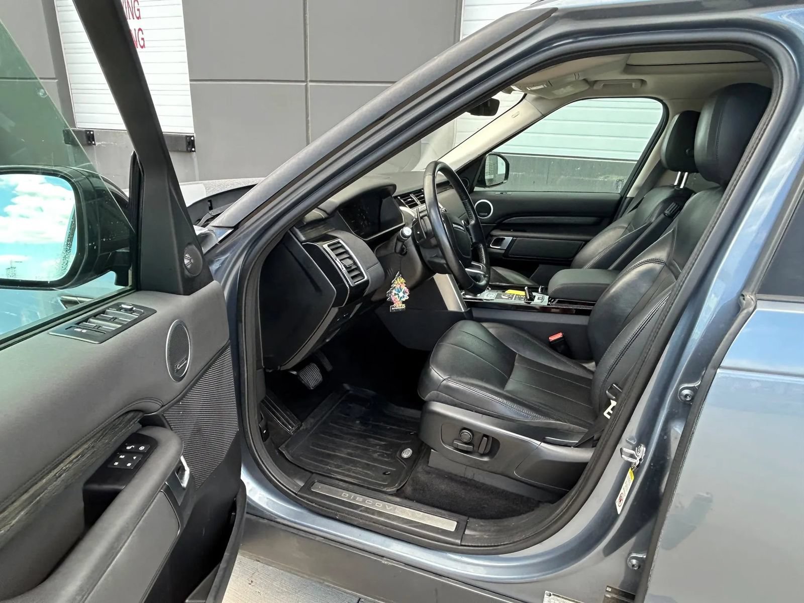 Used 2019 Land Rover Discovery HSE AWD/4WD image 9