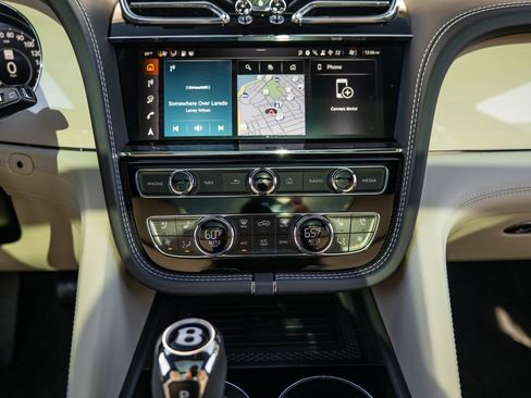 Used 2025 Bentley Bentayga V8 image 28