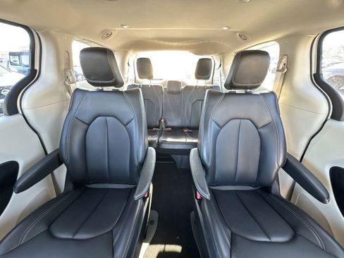 Used 2023 Chrysler Pacifica Touring-L FWD image 21