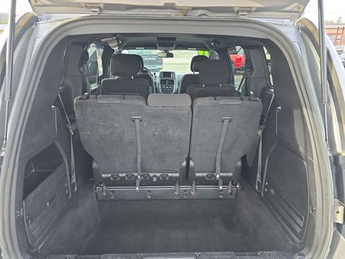 Used 2019 Dodge Grand Caravan SE image 5