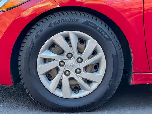 Used 2017 Hyundai Elantra SE image 34