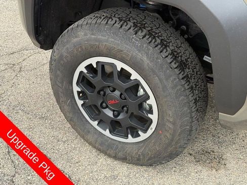 Used 2025 Toyota Tacoma TRD Off-Road w/ TRD Off Road Upgrade Package AWD/4WD image 10