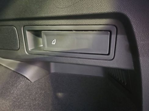 Used 2024 Volkswagen Tiguan SEL R-Line image 32