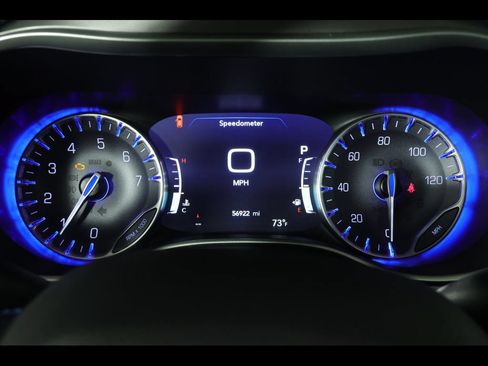 Used 2021 Chrysler Pacifica Touring-L w/ Uconnect Theater Family Group FWD image 25
