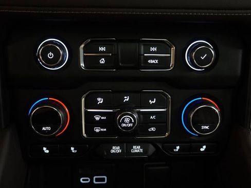 Used 2022 Chevrolet Tahoe Z71 w/ Z71 Off-Road Package AWD/4WD image 8