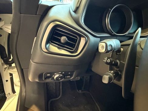 Used 2023 Aston Martin DB11 Coupe image 32