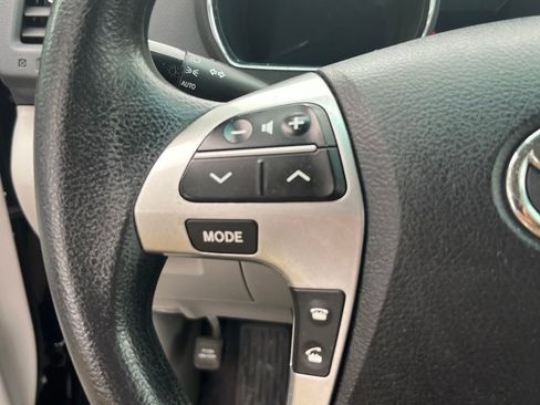 Used 2013 Toyota Highlander FWD image 19