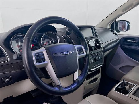 Used 2016 Chrysler Town & Country Touring-L image 9