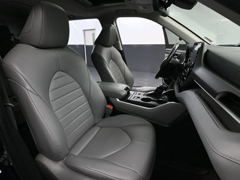 Used 2022 Toyota Highlander XLE AWD/4WD image 51