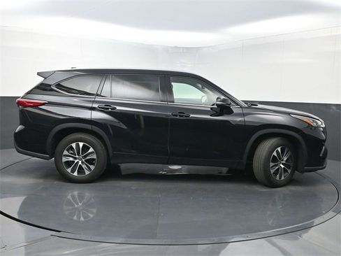 Used 2020 Toyota Highlander XLE image 2