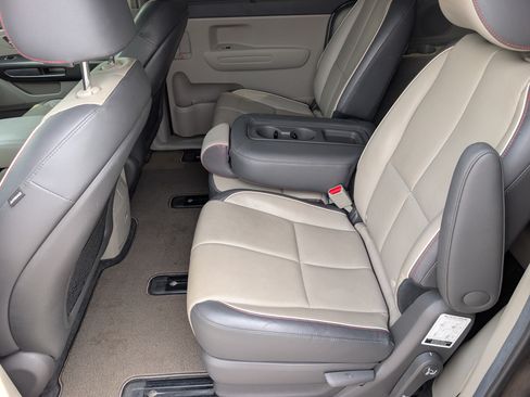 Used 2017 Kia Sedona LX w/ LX Essentials Premium Package FWD image 28