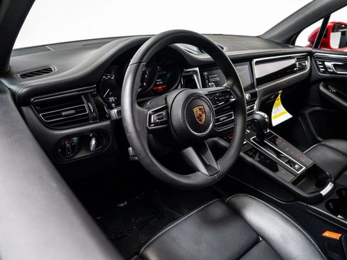 Certified 2025 Porsche Macan image 13