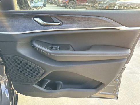 New 2025 Jeep Grand Cherokee L Limited w/ Luxury Tech Group II RWD image 16