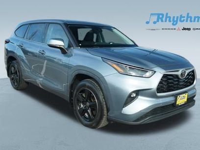 Used 2022 Toyota Highlander LE
