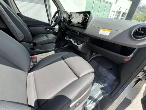 Used 2024 Mercedes-Benz Sprinter 2500 image 27