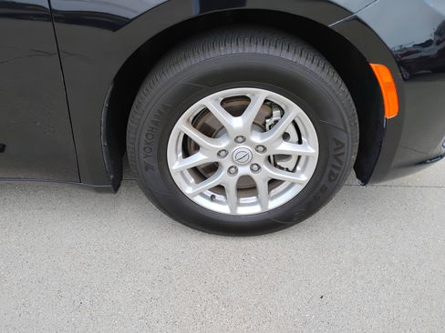 Used 2026 Chrysler Pacifica Select FWD image 26
