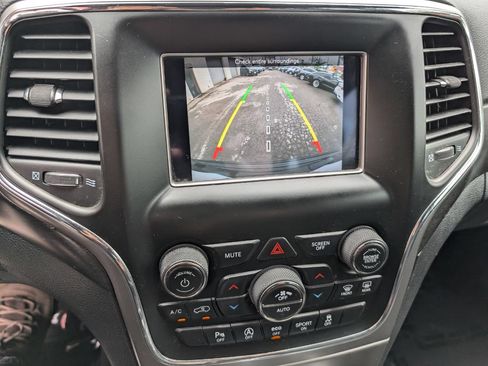 Used 2018 Jeep Grand Cherokee Laredo AWD/4WD image 23