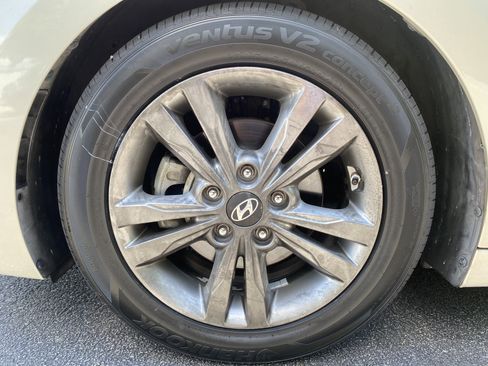 Used 2017 Hyundai Elantra SE FWD image 38