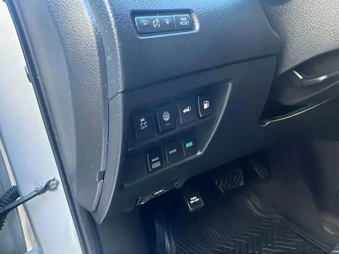 Used 2019 Nissan Rogue SV AWD/4WD image 25