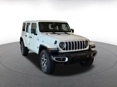 Used 2025 Jeep Wrangler Unlimited Sahara AWD/4WD image 3