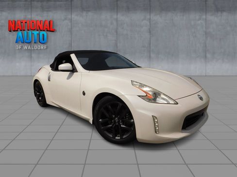 Used 2016 Nissan 370Z Touring RWD image 2