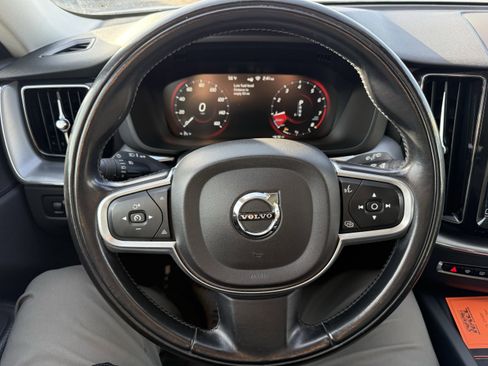 Used 2018 Volvo XC60 T5 Momentum w/ Vision Package image 11