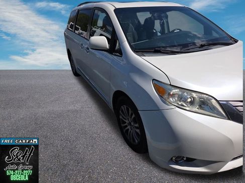 Used 2015 Toyota Sienna XLE w/ XLE Navigation Package FWD image 5