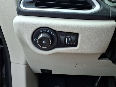 Used 2023 Chrysler Pacifica Touring-L FWD image 11