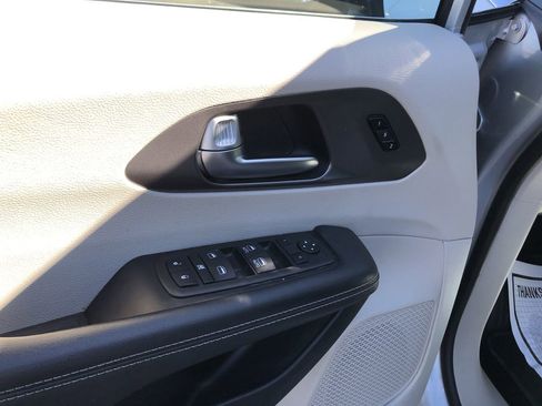 Used 2024 Chrysler Pacifica Touring-L image 13