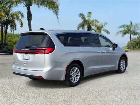New 2026 Chrysler Pacifica Select image 4