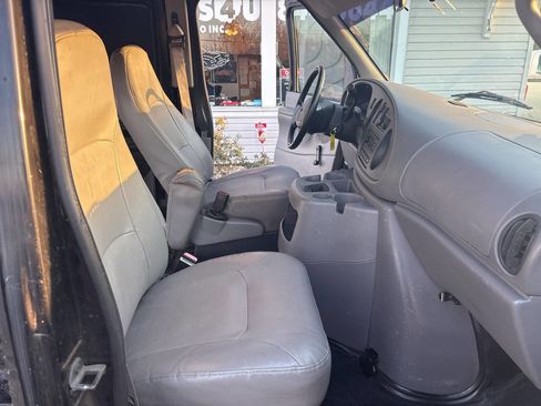 Used 2001 Ford E-250 and Econoline 250 image 19