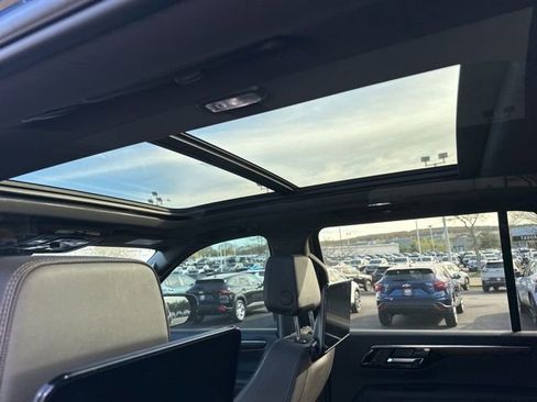 Used 2026 Chevrolet Suburban High Country AWD/4WD image 7