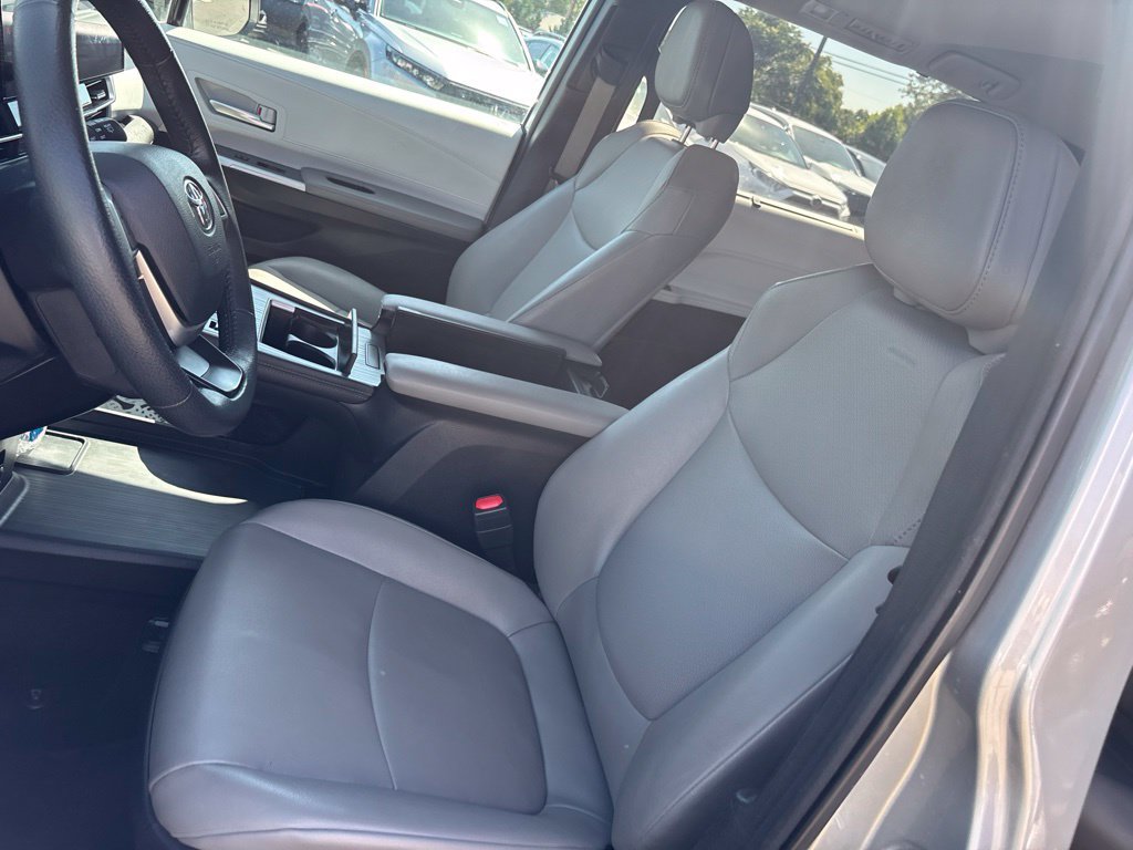 Used 2025 Toyota Sienna XLE FWD image 17