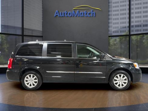 Used 2015 Chrysler Town & Country Touring FWD image 12