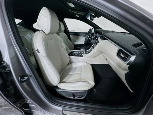 Used 2025 Genesis G70 2.5T image 32