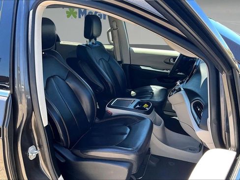 Used 2023 Chrysler Pacifica Touring-L FWD image 29