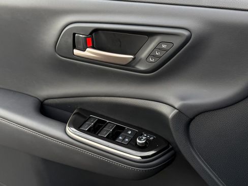 Used 2024 Toyota Crown Limited image 33