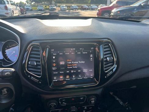 Used 2018 Jeep Compass Limited w/ Navigation Group AWD/4WD image 17