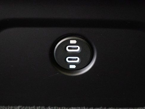 Certified 2025 Porsche Macan AWD/4WD image 38