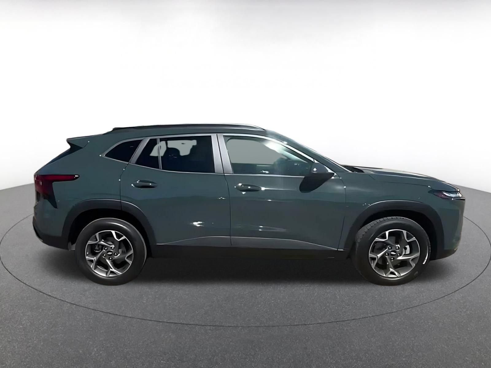 Used 2025 Chevrolet Trax LT FWD image 8