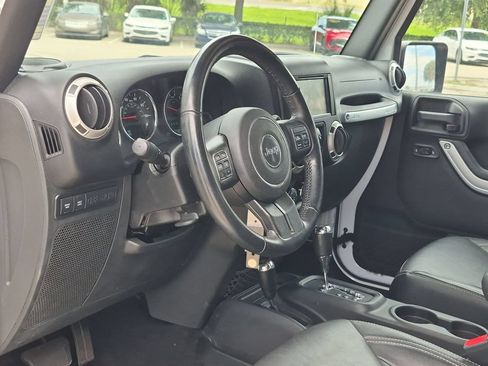 Used 2017 Jeep Wrangler Unlimited Rubicon w/ Cold Weather Group AWD/4WD image 10