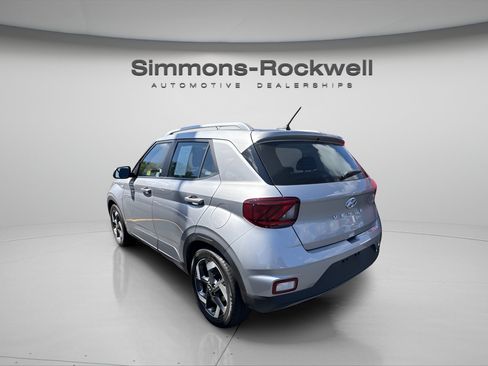 Used 2025 Hyundai Venue SEL FWD image 3