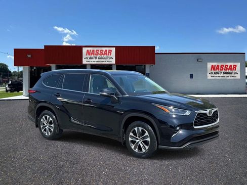 Used 2021 Toyota Highlander XLE image 3