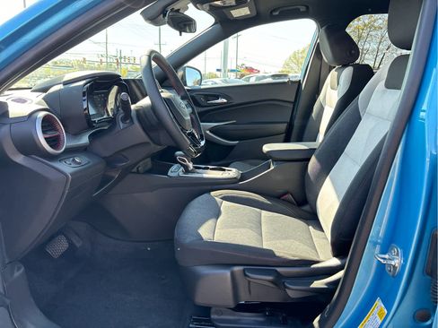 Certified 2025 Chevrolet Trax RS w/ Sunroof Package FWD image 8