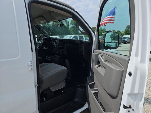 Used 2018 Chevrolet Express 2500 w/ Driver Convenience Package RWD image 24