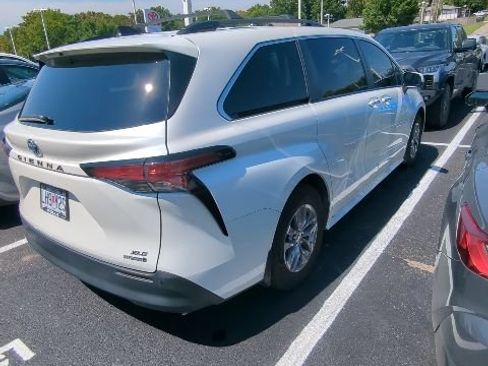 Used 2021 Toyota Sienna XLE AWD/4WD image 3